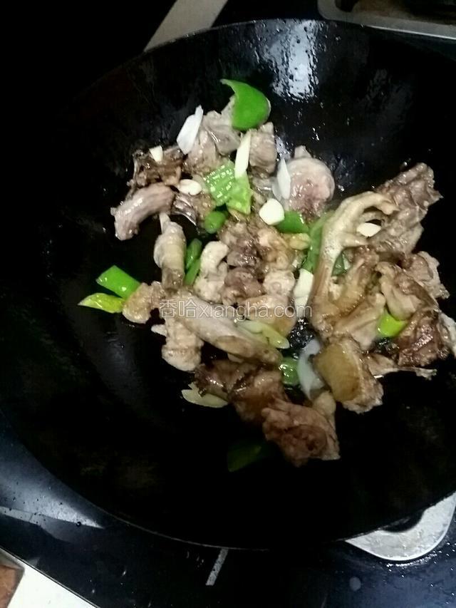 放入鸡块