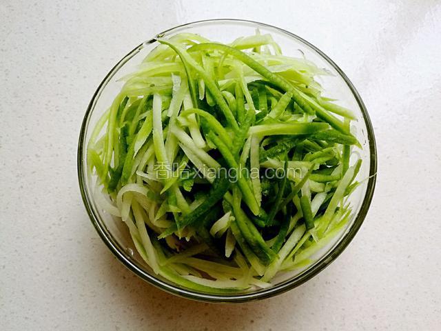 青萝卜洗净擦成细丝备用。