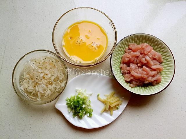 肉切成丝，鸡蛋打散，海米提前泡发，葱切未，姜切丝备用。