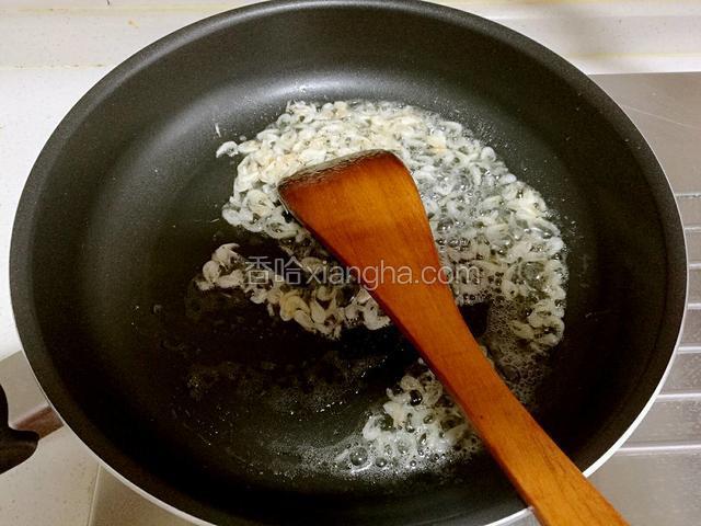 锅中放油，加入控水的海米煎出香味。