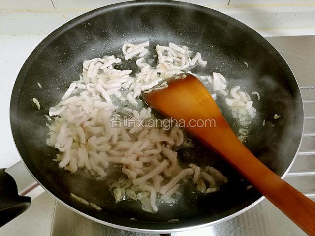 加入鲜肉丝炒熟。