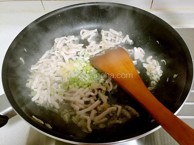 再加入葱姜丝翻炒。