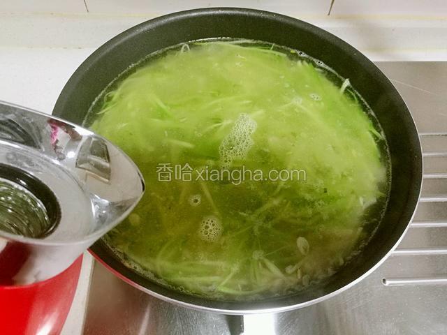 加入适量的清水，大火烧开。