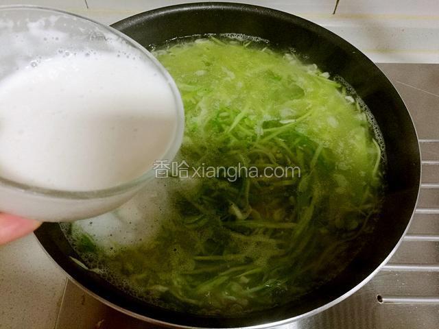 开锅面粉水加入萝卜丝汤里。