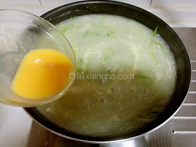 等汤再次滚开后倒入鸡蛋液，然后关火。