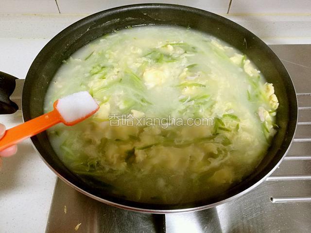 等到鸡蛋凝固再搅匀，加入食盐和少许鸡精调味。
