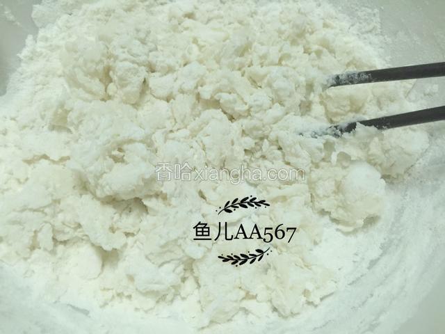 取200克面粉加入150克沸水搅拌成棉絮状。