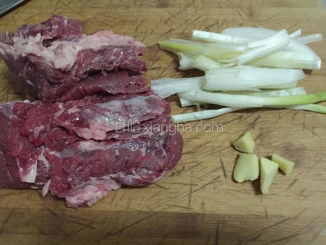 醒面时准备肉馅，驴肉洗净，葱切段，姜切块。
