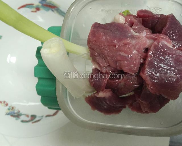 一起放入绞肉机中搅碎。
