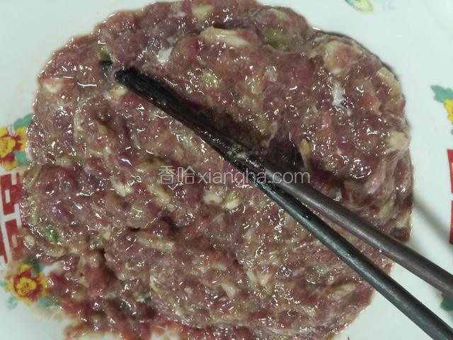 拌好的肉馅放冰箱冷藏一会儿。