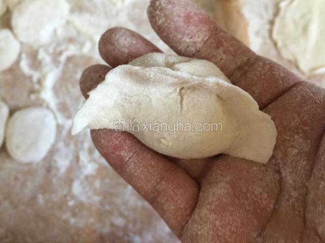 包成饺子的形状。