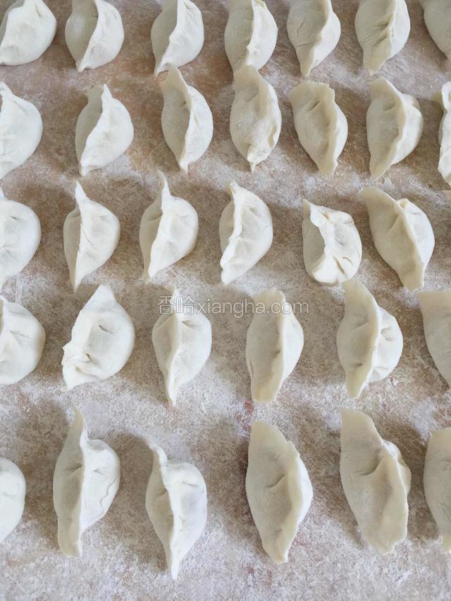 全部包好后蒸锅大火加热，放入蒸饺，水开后蒸15分钟就熟了。