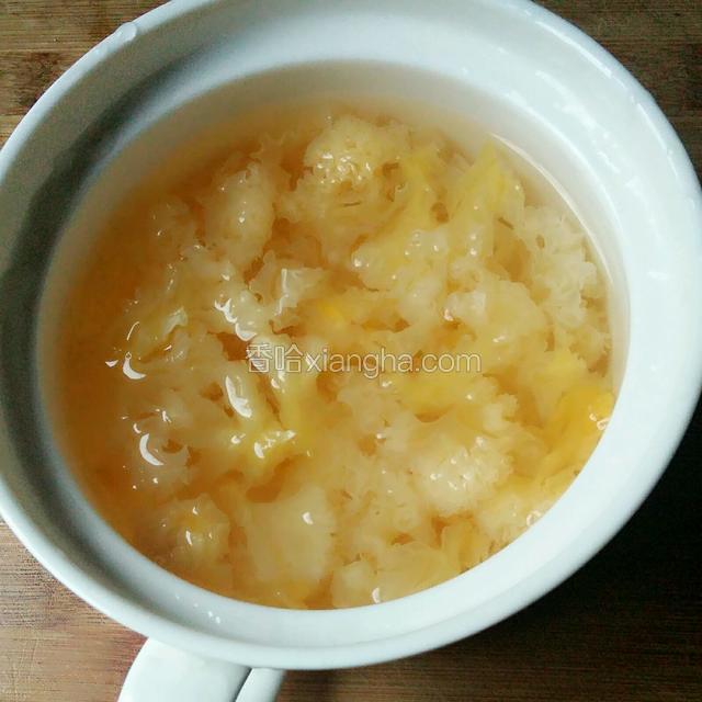 银耳去黄蒂，撕成小朵。