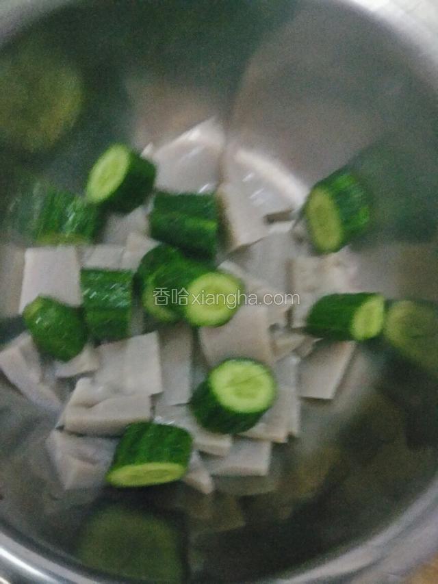 黄瓜拍扁切块。灌肠切大块。