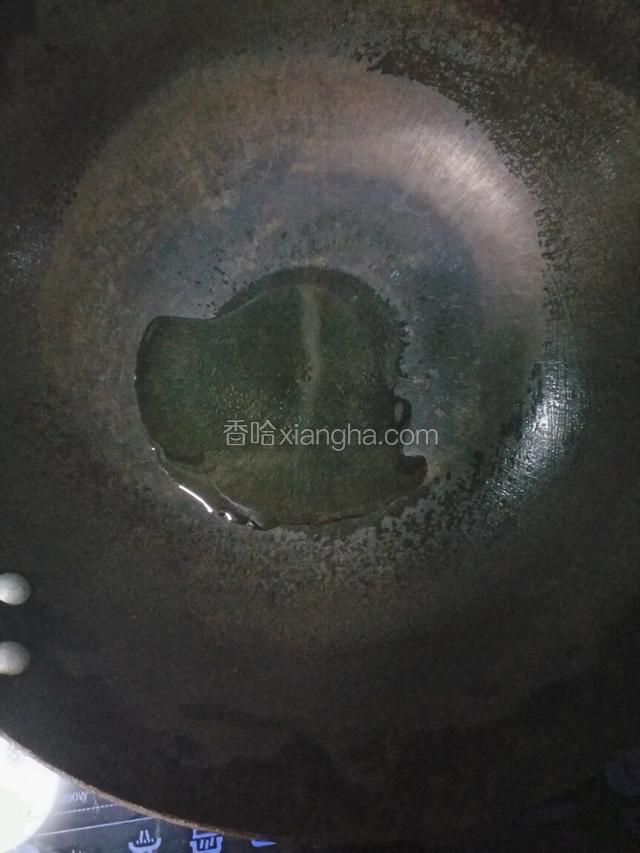 锅里放油。