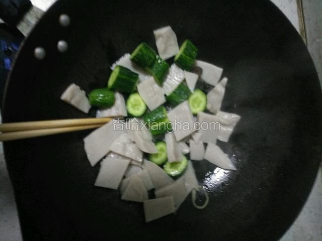 油热后放入葱花，爆炒。再放入黄瓜灌肠翻炒。翻炒的过程中中如果粘锅的话可以加点儿热水。