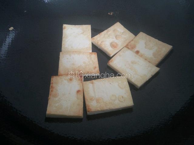 一面煎好煎另一面，两面煎至金黄捞出