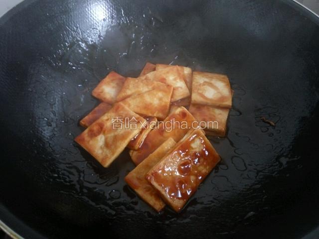 放入豆腐翻炒均匀