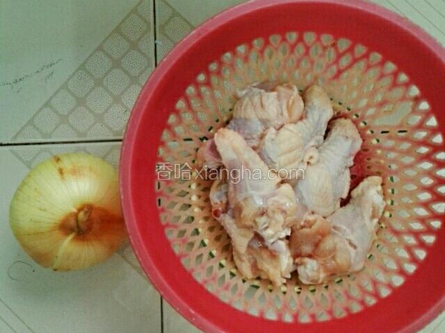 准备好材料，鸡腿洗干净沥干水