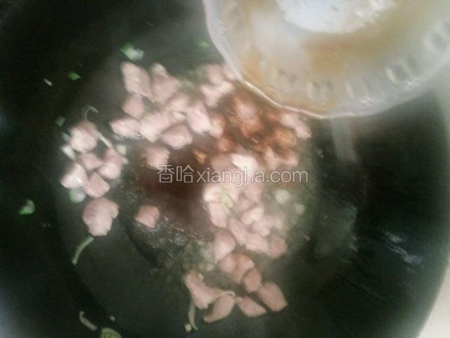 倒入调好的汁料倒入继续快速翻炒，使之均匀上色