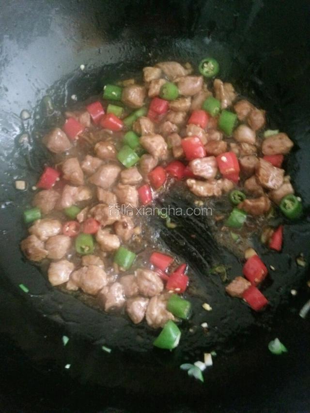 然后加入杭椒段翻炒断生即可，停火后我放锅里憋了两分钟才盛出