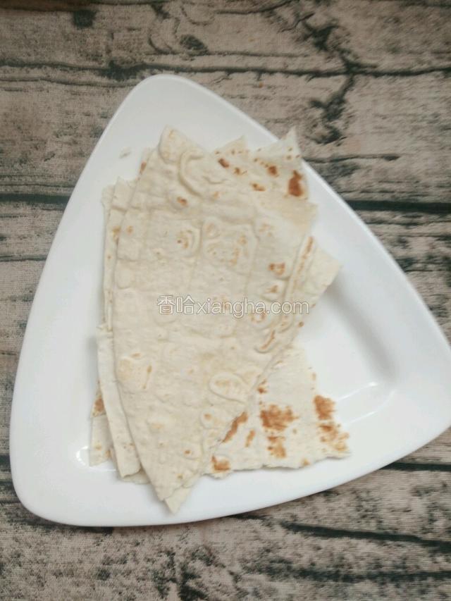 我买了几张薄饼，可以卷着吃~ 这道菜配着米饭也是巨好吃哒~