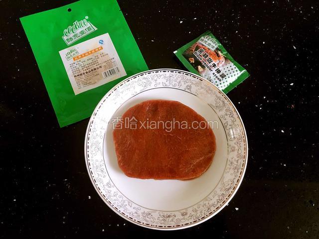 牛排洗去血水，用厨房用纸擦干表面水分。