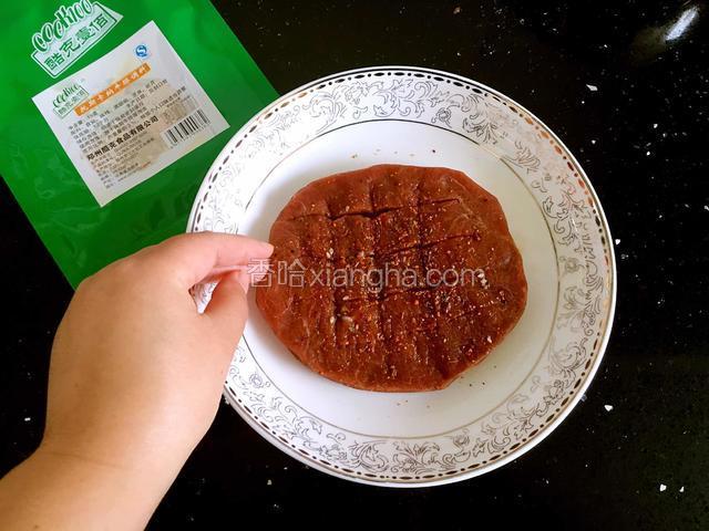 为了便于入味可以在牛排中间位置打上十字刀，不要切断。用酷克壹佰的芝加哥牛排调料撒在牛排一面，均匀地抹在牛排上。