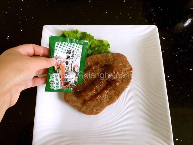 盘子里放上事先准备好的生菜，放上牛排，挤上黑椒酱。