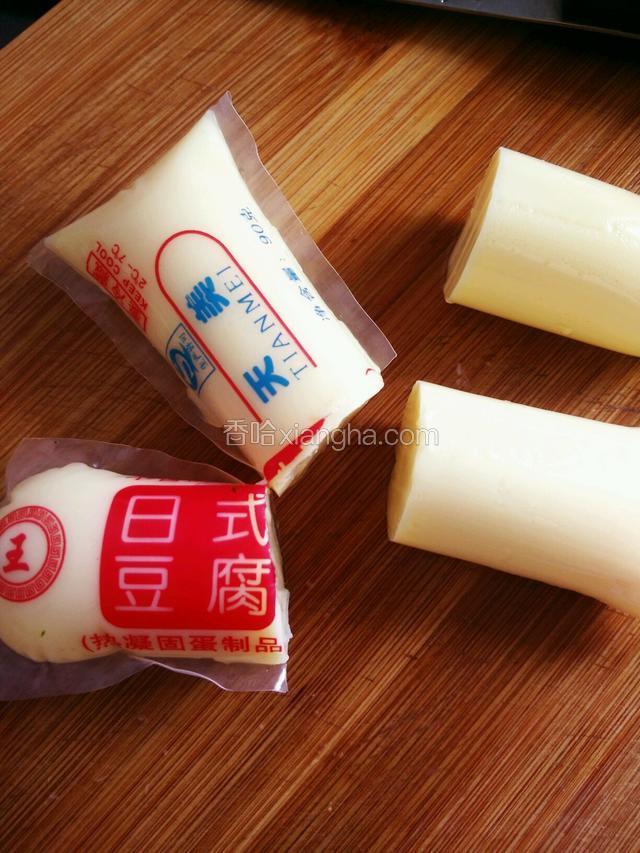 用刀小心的从中间位置切段，这样能轻松分离出来，而且形状完整，切忌用力过猛