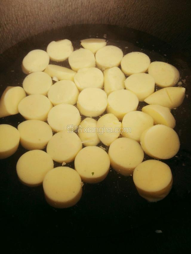 豆腐切成大概1.5厘米厚的小圆柱形，锅里烧开水放入豆腐块再次烧开后转中火焯水三分钟
