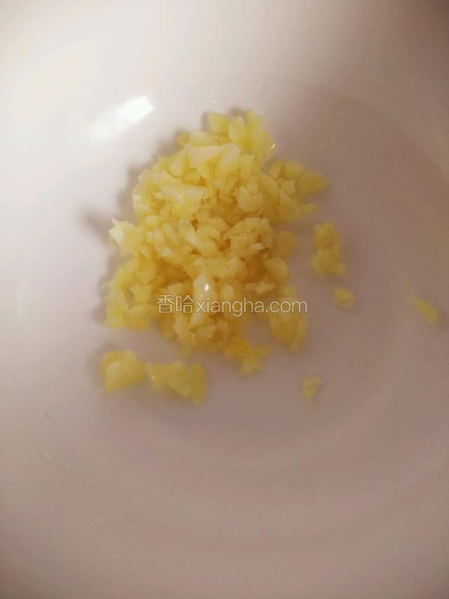 准备蒜末，越细越好，能有工具处理成蒜泥也行