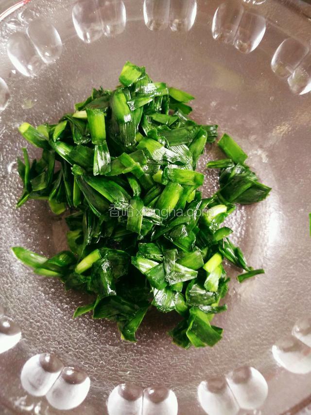 韭菜挤干腌制出来的水