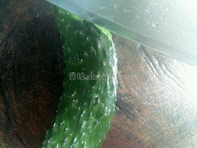 将青瓜用刀把上面的白点刨去，再洗干净。