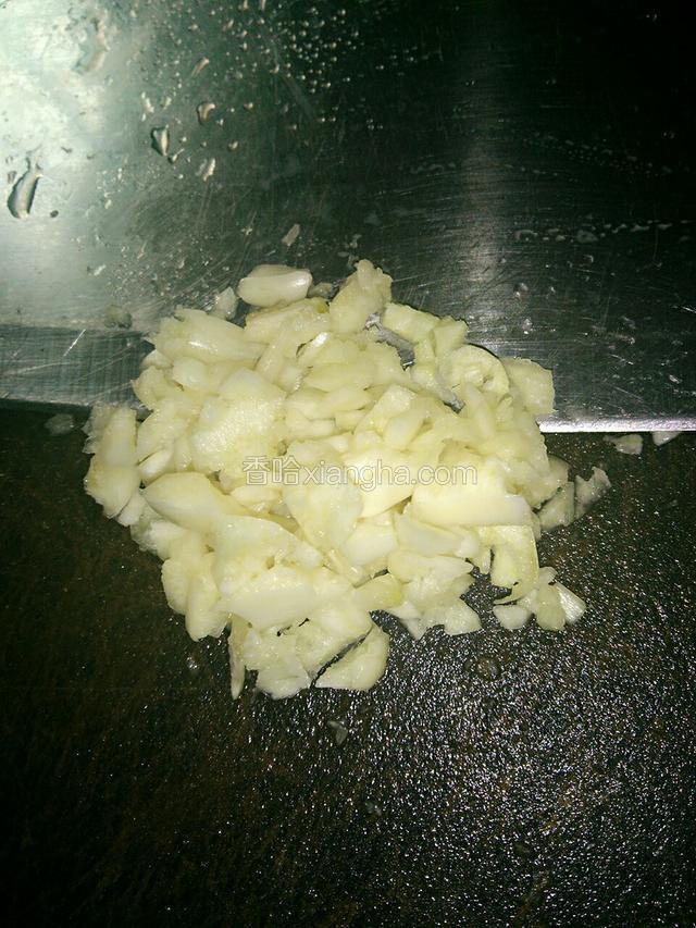 蒜子去皮切成蒜蓉。