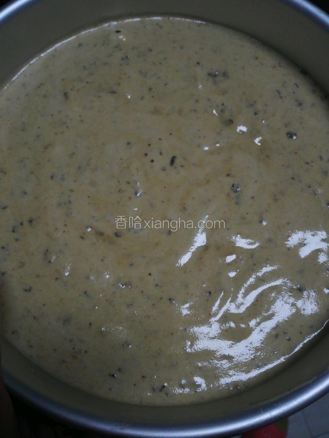 把蛋糊倒入八寸圆形模具中，再桌面轻轻震几下，把蛋糊里面的大气泡震出来