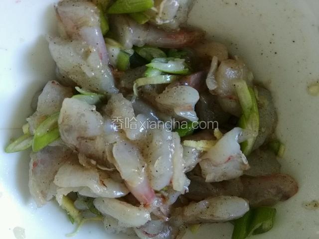 用葱姜料酒盐煨制虾仁段15分钟；