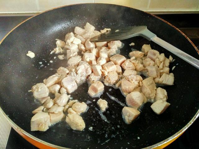 下面开始炒菜了，整个过程动作比较快。
炒锅中加入适量食用油，油完全热后，大火迅速翻炒鸡丁，鸡丁表面全部发白，立刻盛起来。