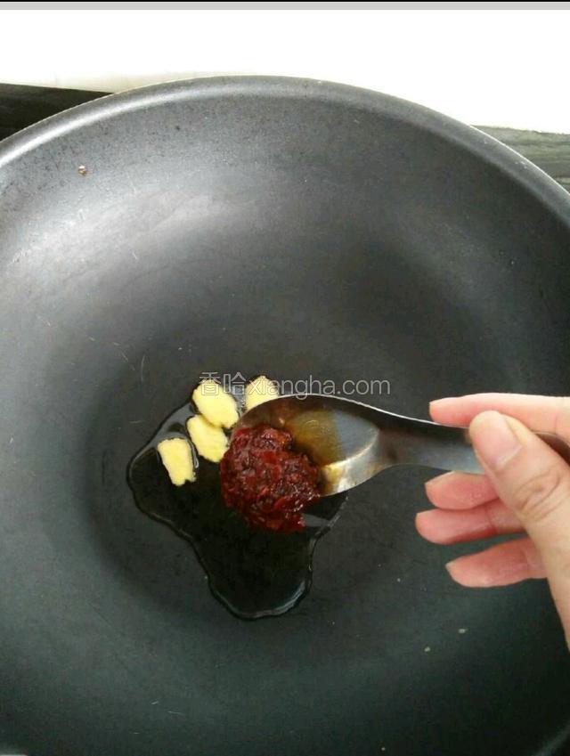 姜片下锅，放入郫县豆瓣酱一勺
红糟少许。郫县豆瓣酱根据自己口味放
我们就吃一点辣，所以放得少