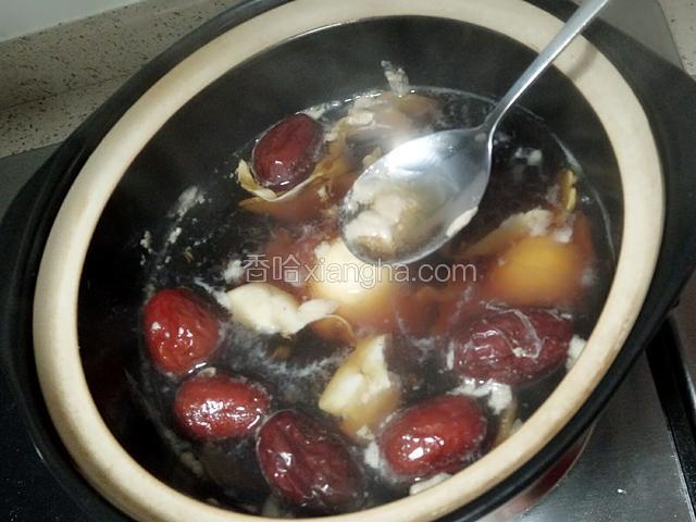 鸡蛋定型后，锅上面会有少许的浮沫，用勺打捞干净。
