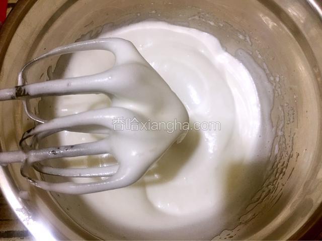 打至湿性发泡，提起打蛋器有大弯勾就可以了，即为蛋白霜