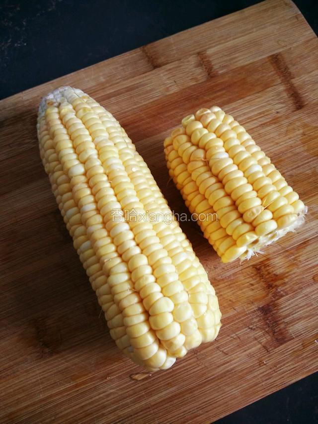 玉米洗净，（家里只有1.5个，这个量也能做十来个饼了）