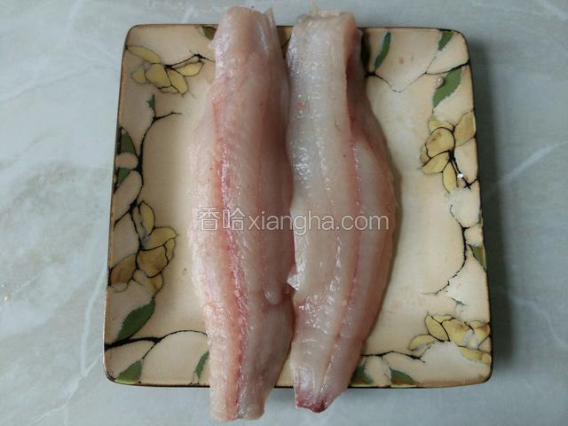 准备鱼肉（鱼我买的时候叫老板去骨去头尾了）把鱼皮去掉