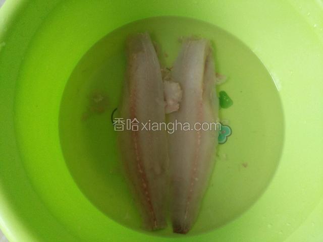 鱼肉洗净用清水浸泡两小时左右去腥去血水，中间换一次水