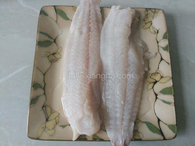 图为浸泡两个多小时的鱼肉，泡出血水的鱼肉己经明显变白