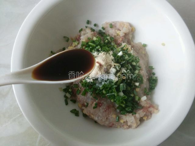 再放适量胡椒粉和两勺生抽