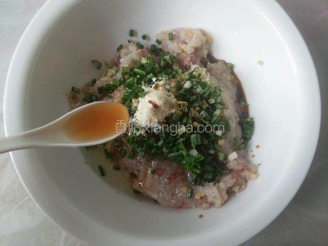 放适量油和两勺料酒