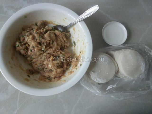 准备饺子皮和一小碟清水
