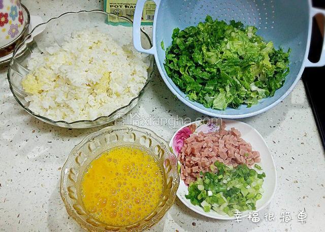 生菜切碎，葱切葱花，午餐肉切丁,鸡蛋加入适量的盐，料酒，糖打散。