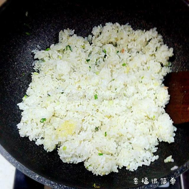 锅中再加入适量的清油下葱花，倒入二米饭煸炒，翻炒时加适量的盐。炒至米饭疏松。